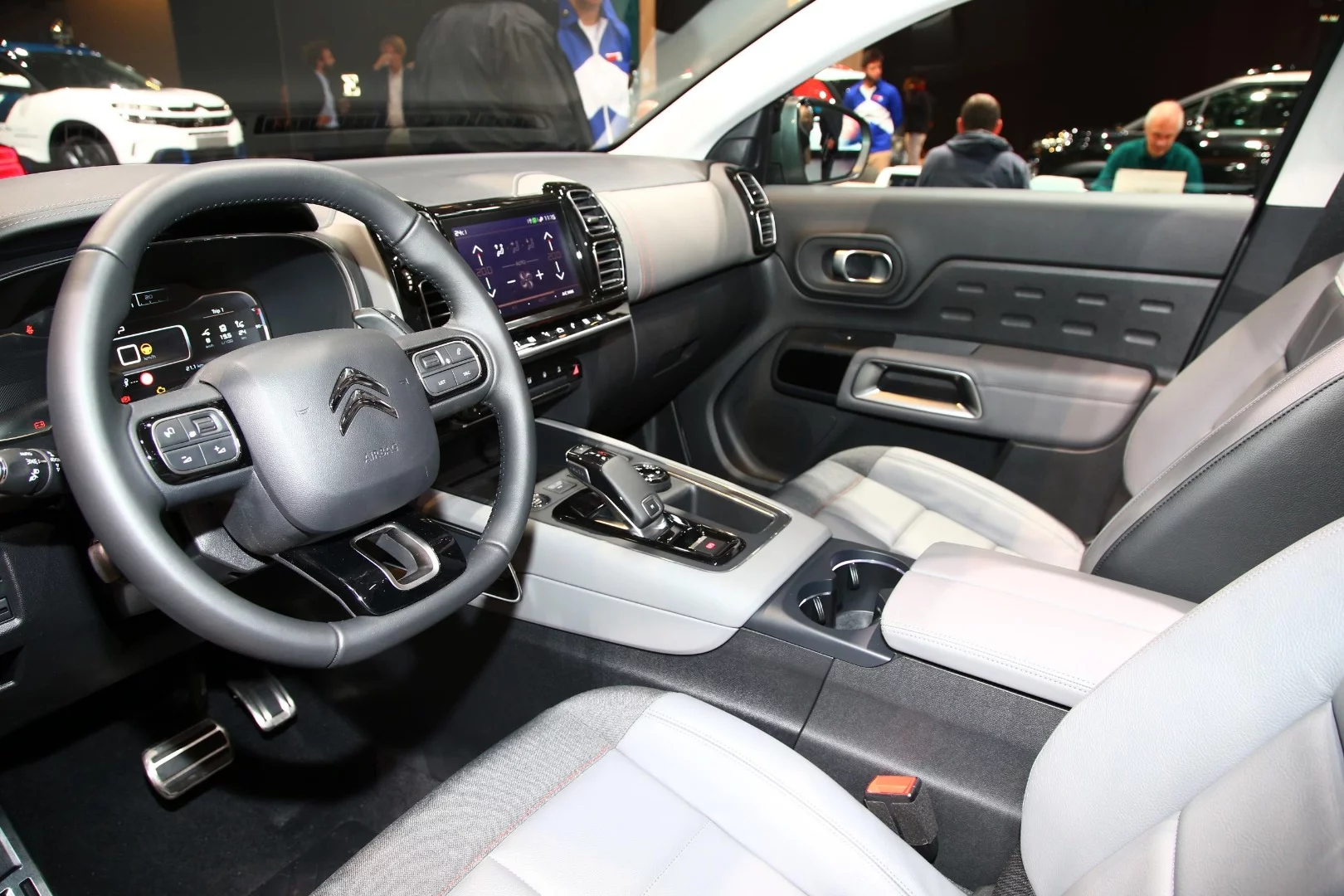 Inside the Citroën C5 Aircross Hybrid Concept