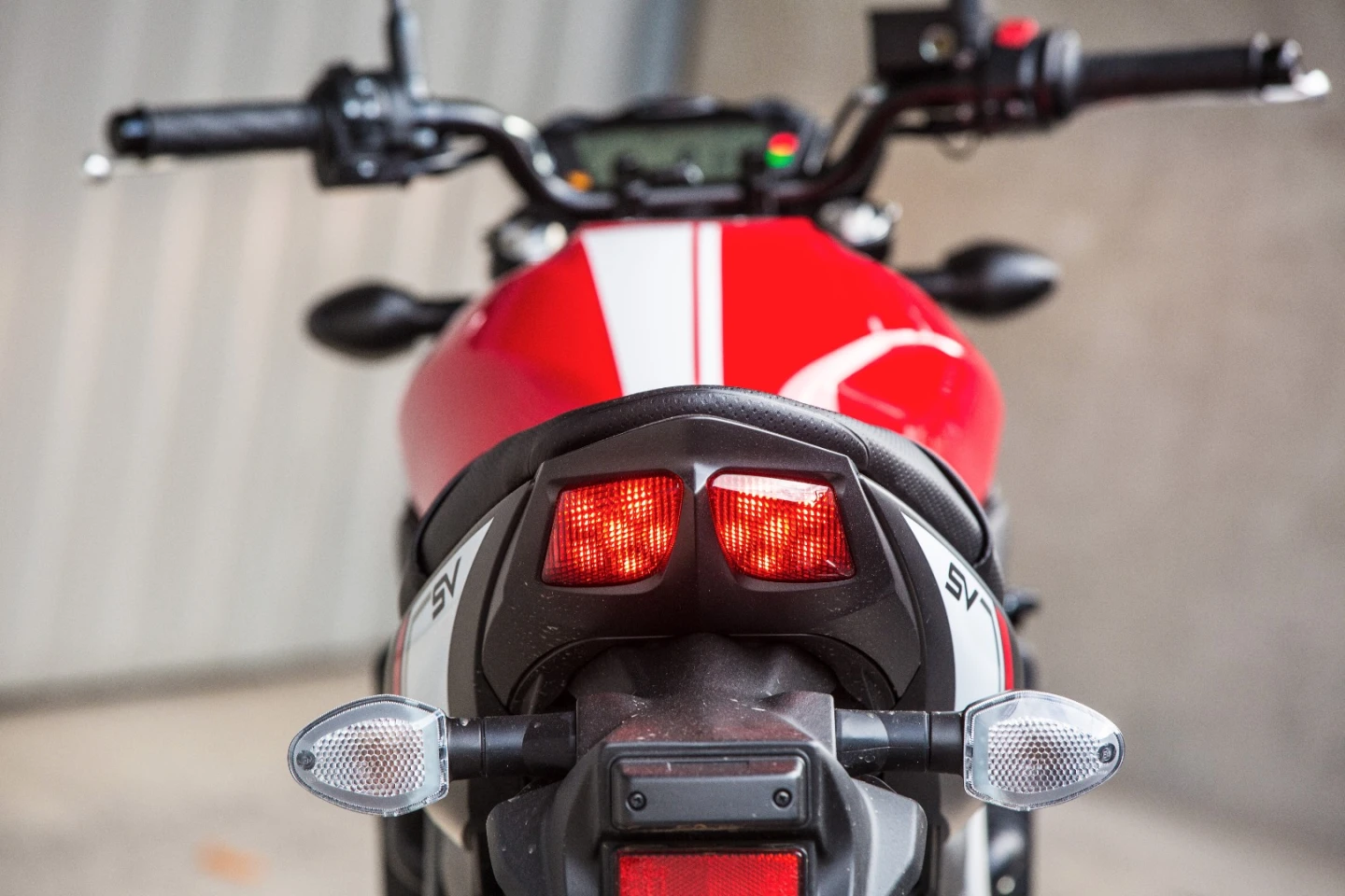 Suzuki SV650: narrow tank holds just 13.8 liters, but with excellent fuel economy that's good for some 3-400 km between fill-ups.