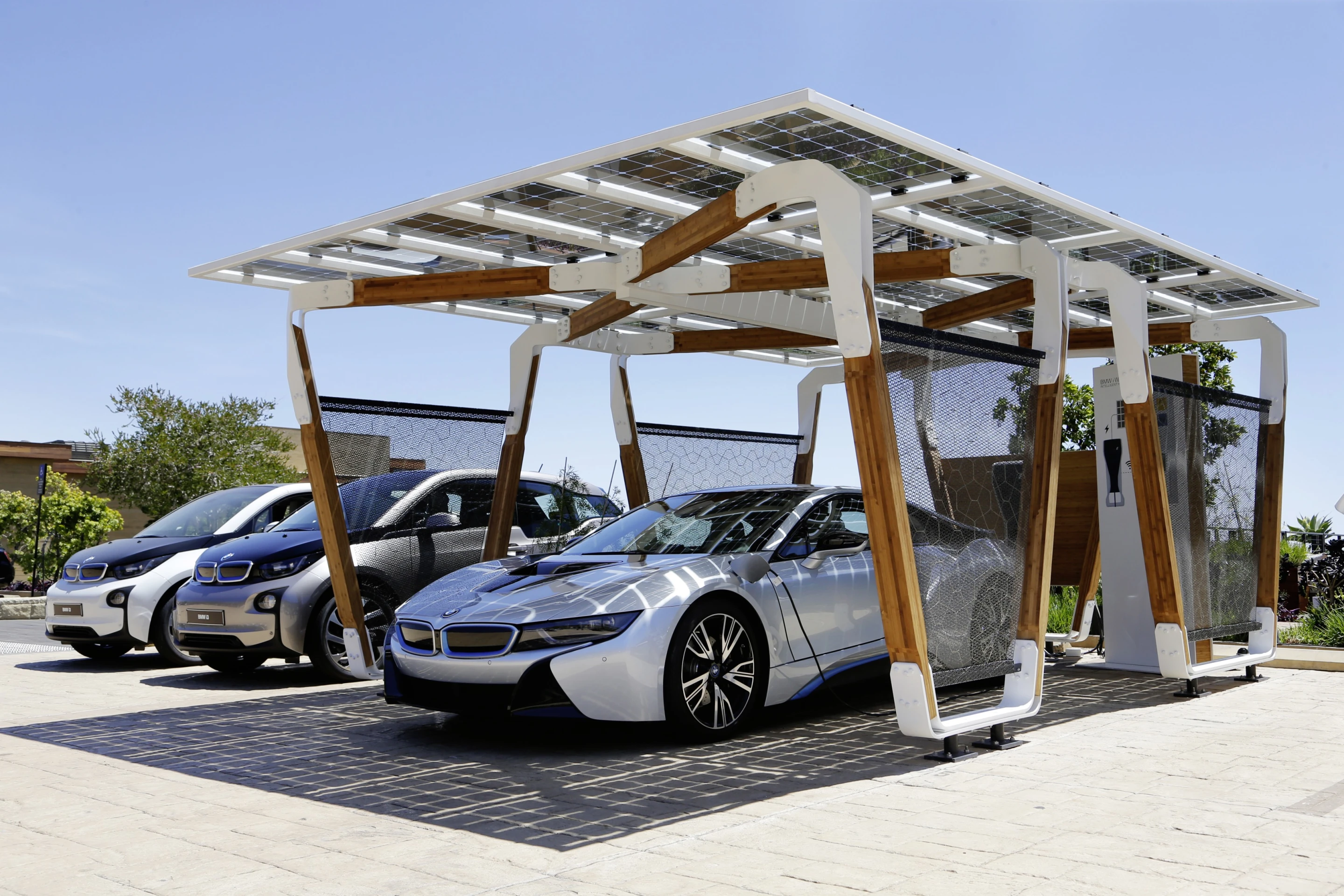 Designed by Designworks USA, the solar carport was developed to not only be aesthetically interesting but to also compliment the new i8 and i3’s designs traits