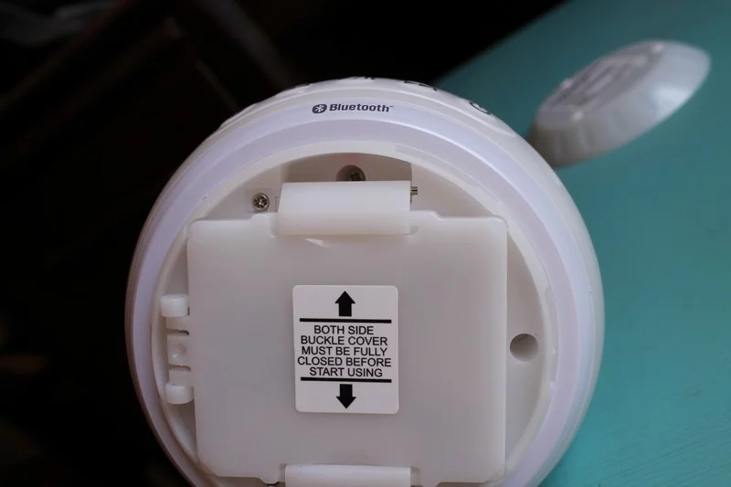 S-Bubble requires 3 AA batteries (Photo: Eric Mack/Gizmag.com)