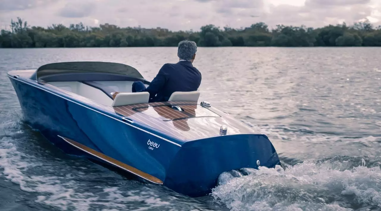 The Tahoe features a gorgeous mahogany veneer deck and navy exterior