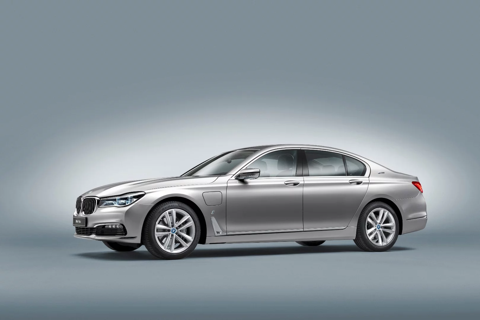 The standard wheelbase, rear-drive 740e iPerformance has provisional fuel economy figures of 2.1 liters per 100 kilometers (112 mpg) and 49 grams per km in CO2 emissions