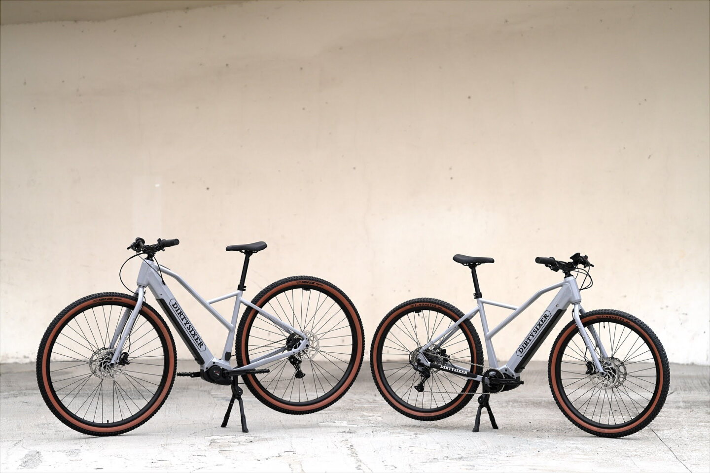 Each bike rolls with spoked wheels wearing VeeTire T-Monster tire specifically developed for DirtySixer