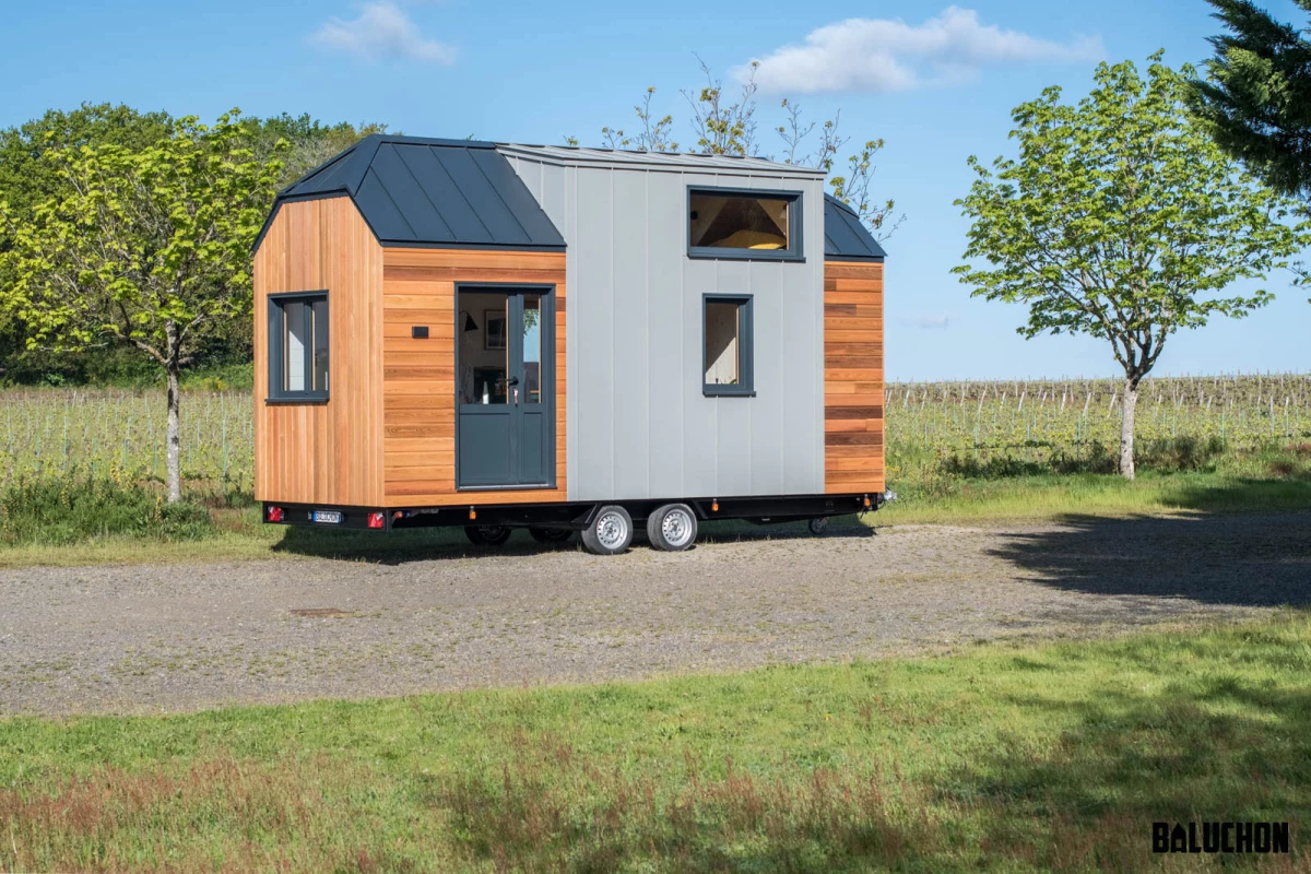 The Midgard is based on a double-axle trailer and has a length of 6 m (20 ft)