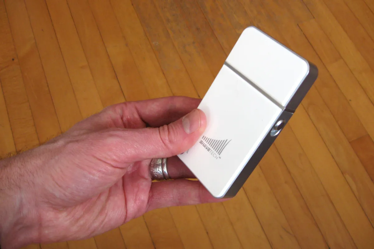 Gizmag reviews the smartphone-sized, USB-powered ShaveTech electric travel razor