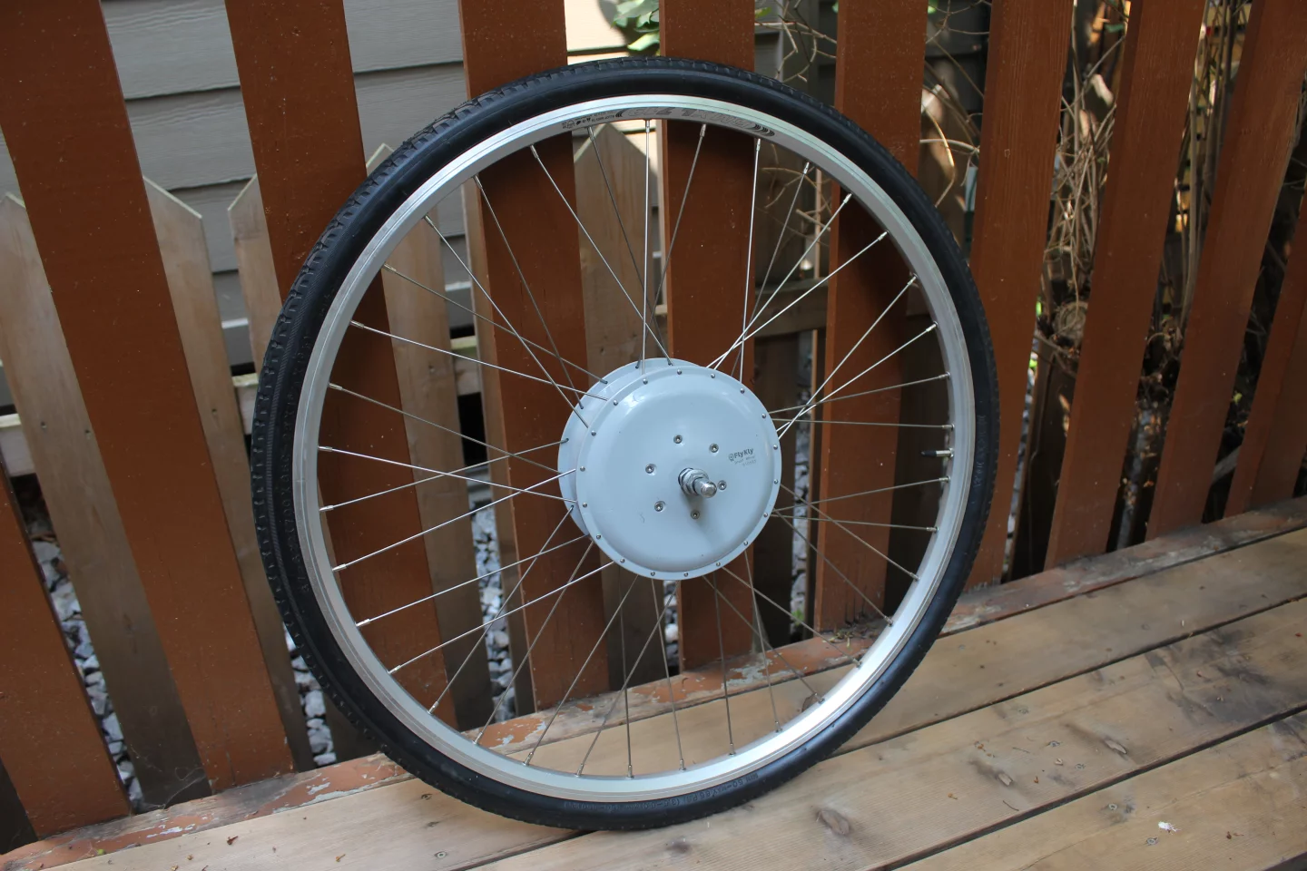 The FlyKly Smart Wheel weighs 3 kg (6 lb)