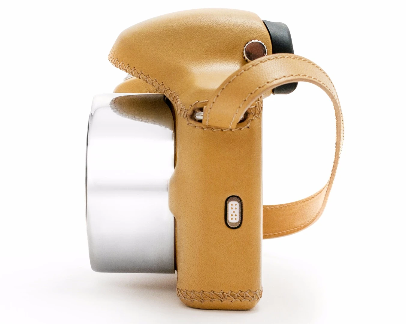 There's a 30-mm (45-mm equivalent) lens permanently attached to the Relonch camera