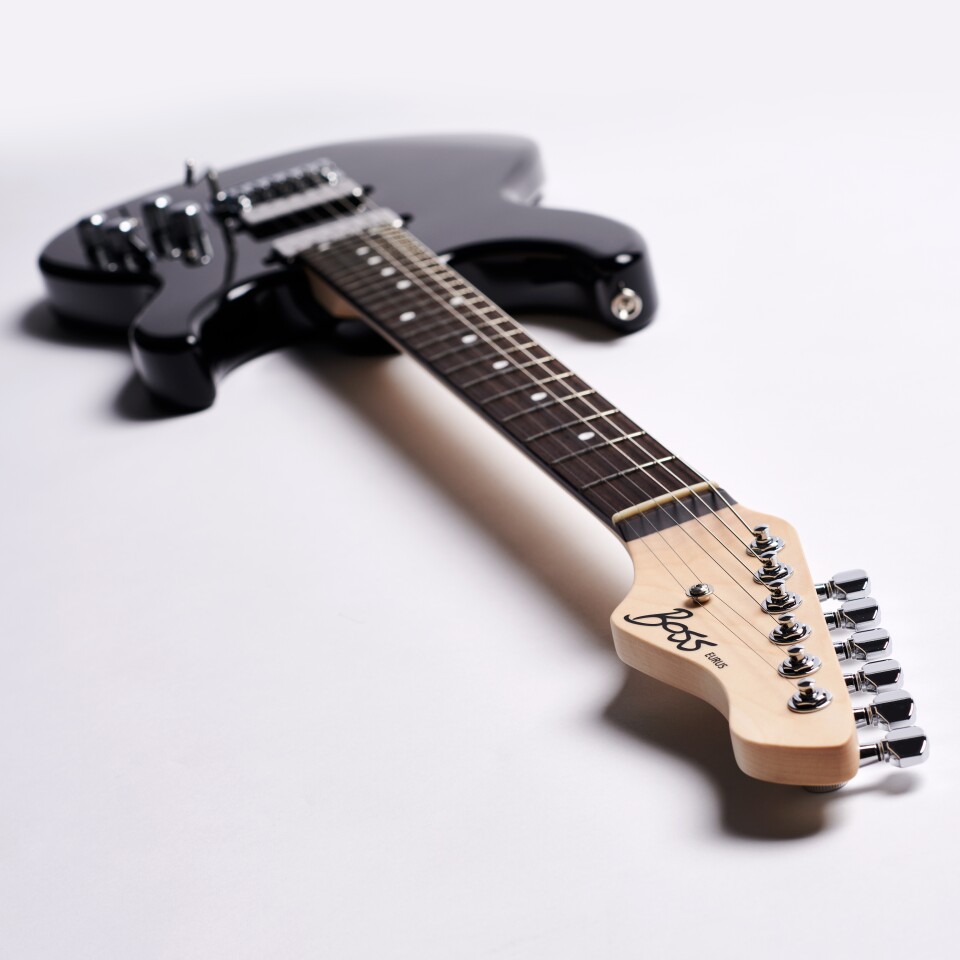 The bolt-on maple neck rocks a rosewood fingerboard with 24 frets