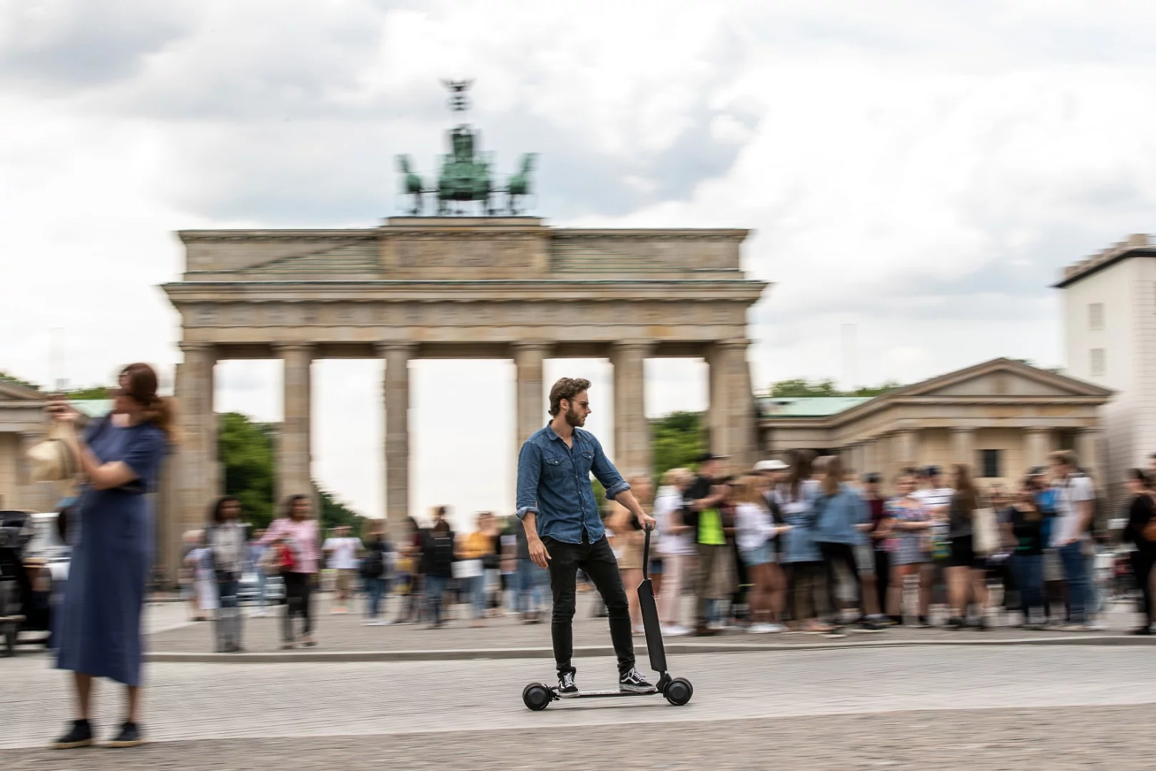 The Audi e-tron Scooter features four wheels and a one hand-friendly steering handle
