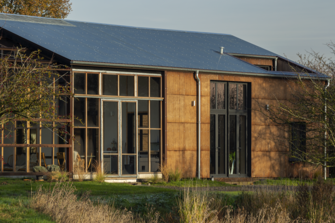 Una casa sostenible de tres habitaciones denominada Flat House cuenta con un diseño de paquete plano que utiliza materiales de cáñamo cultivados en la propiedad de 20 acres