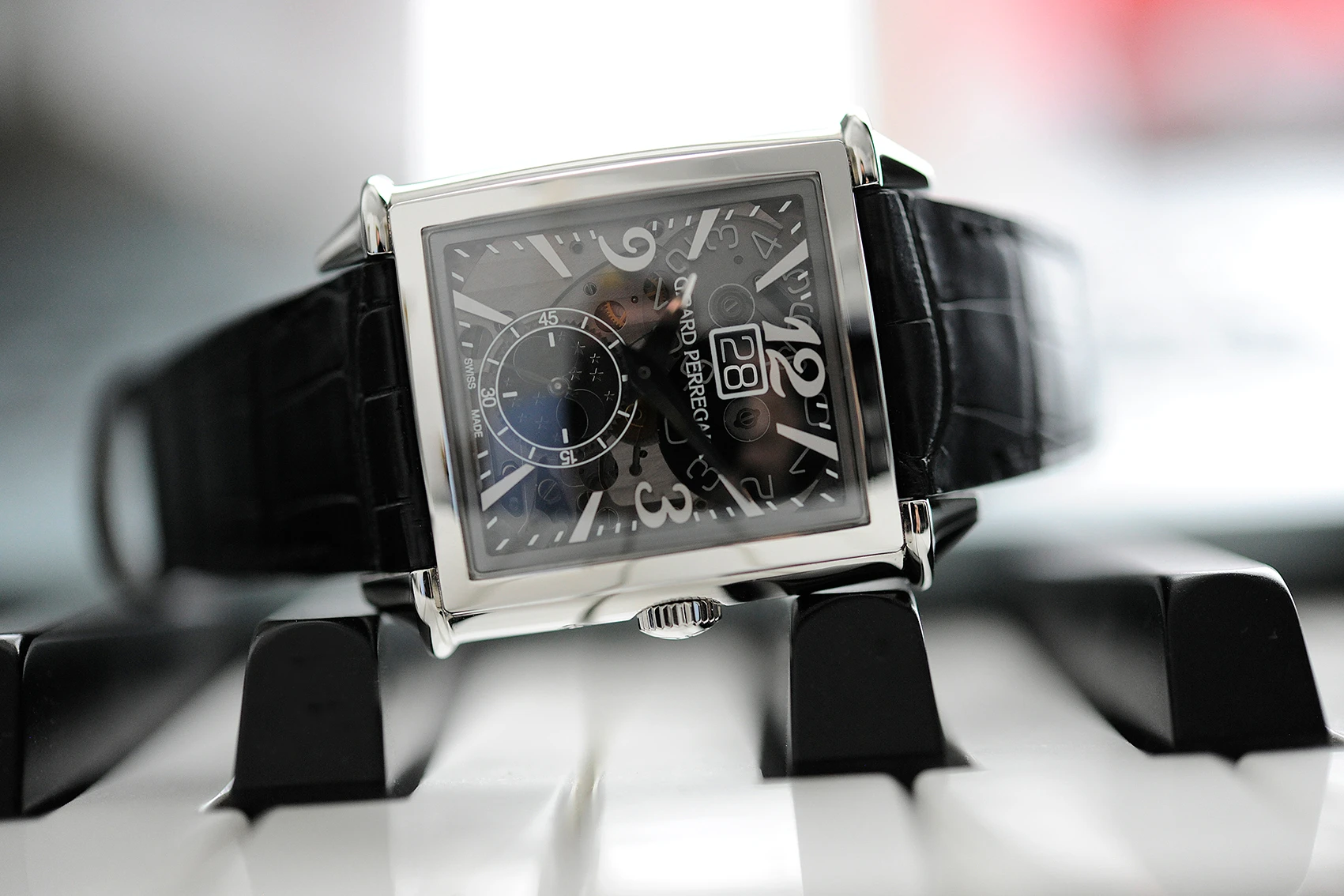 The Vintage 1945 Large Date and Moon-Phases watch is designed for a sense of depth
