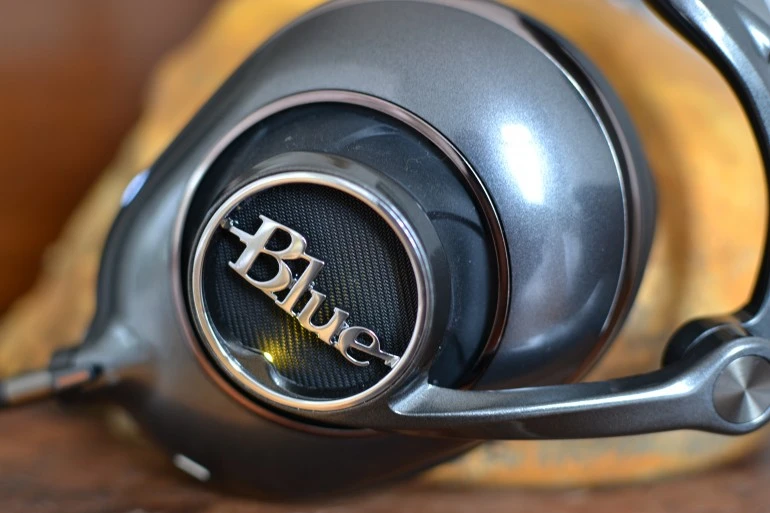 Mo-Fi headphones have a built-in 240 mW amplifier