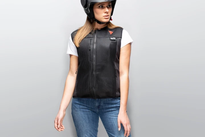 Set to inflate when it detects an accident, the Smart Jacket can be worn under or over any kind of protective, or in this case, non-protective, clothing