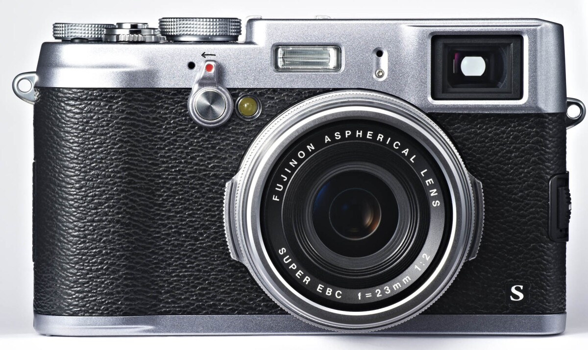 The X100S has a magnesium alloy top and base, milled metal dials and rings and an exterior that's finished in synthetic leather
