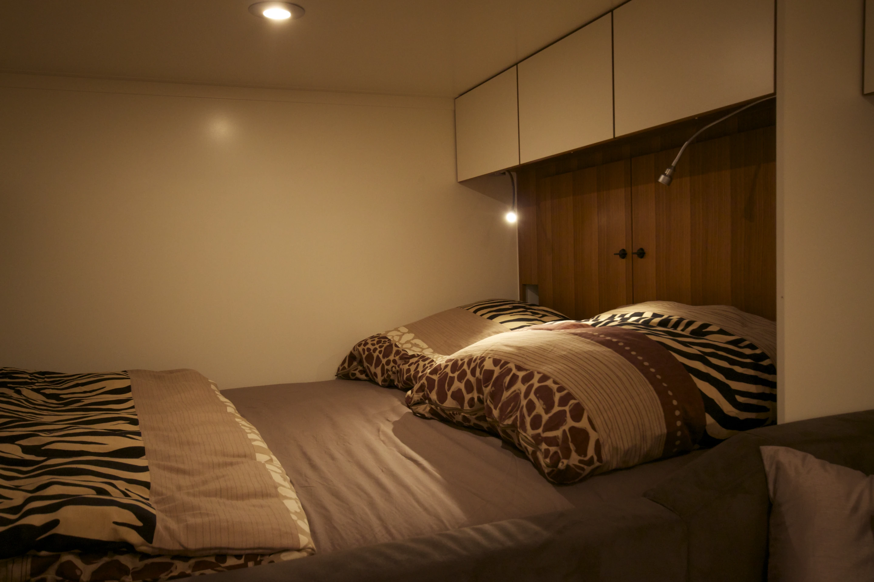The rear transverse double bed