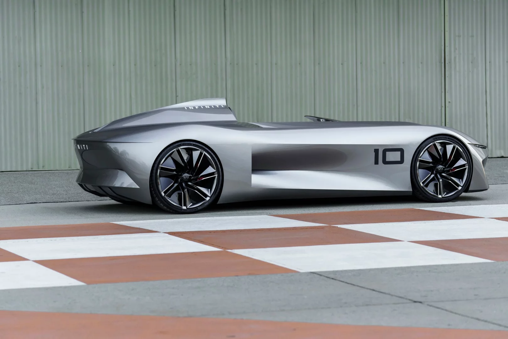 Infiniti Concept 10: deep side intakes