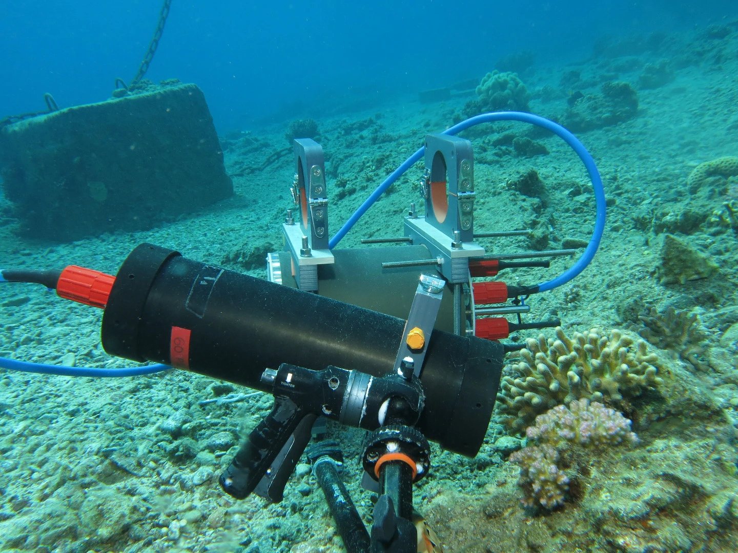 The Benthic Underwater Microscope includes an underwater computer/diver interface attached to a microscopic imaging unit that’s able to study organisms at a max resolution of around two micrometers
