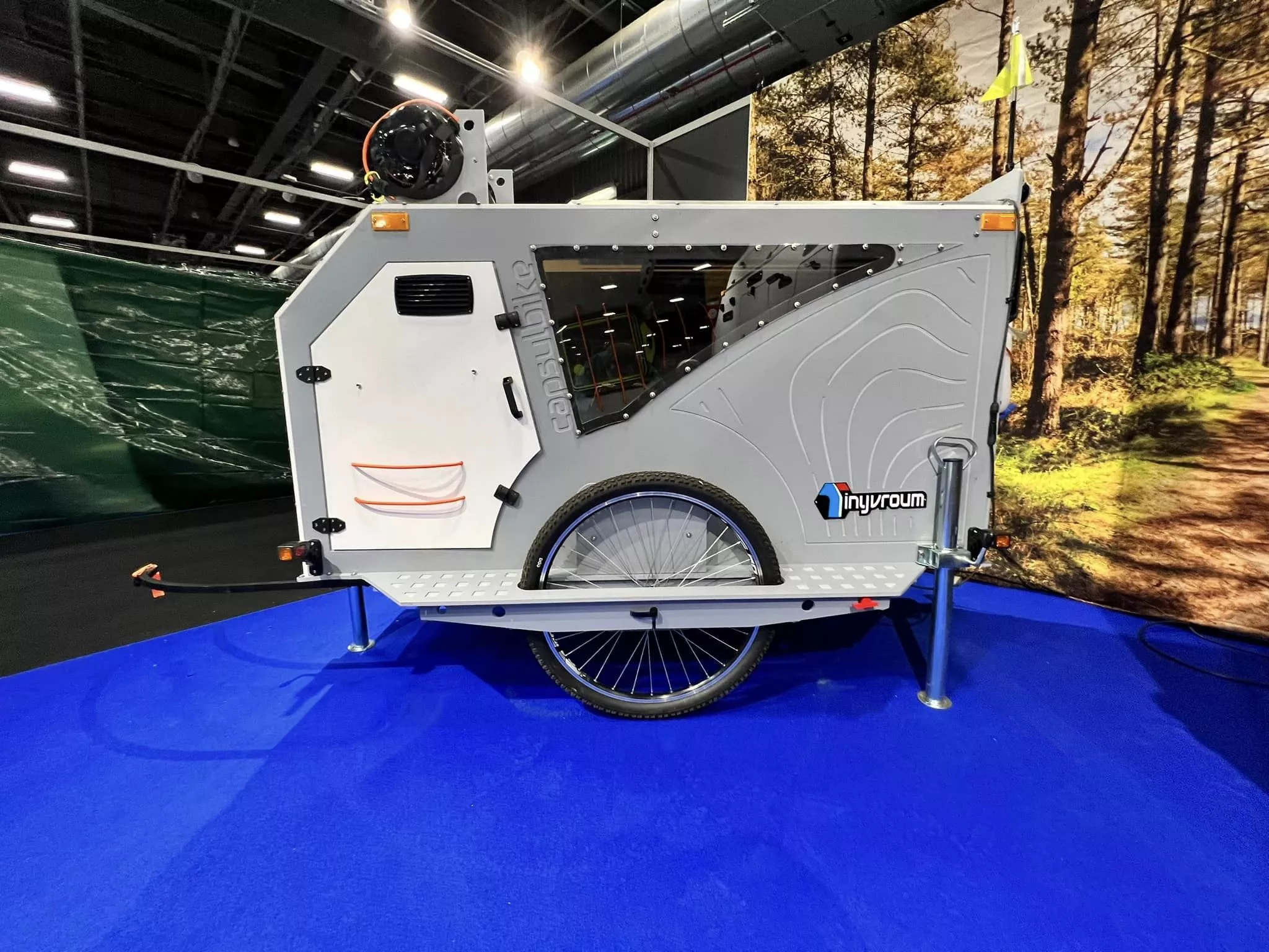 The TinyVroum CapsulBike trailer features a large side window and a front skylight window