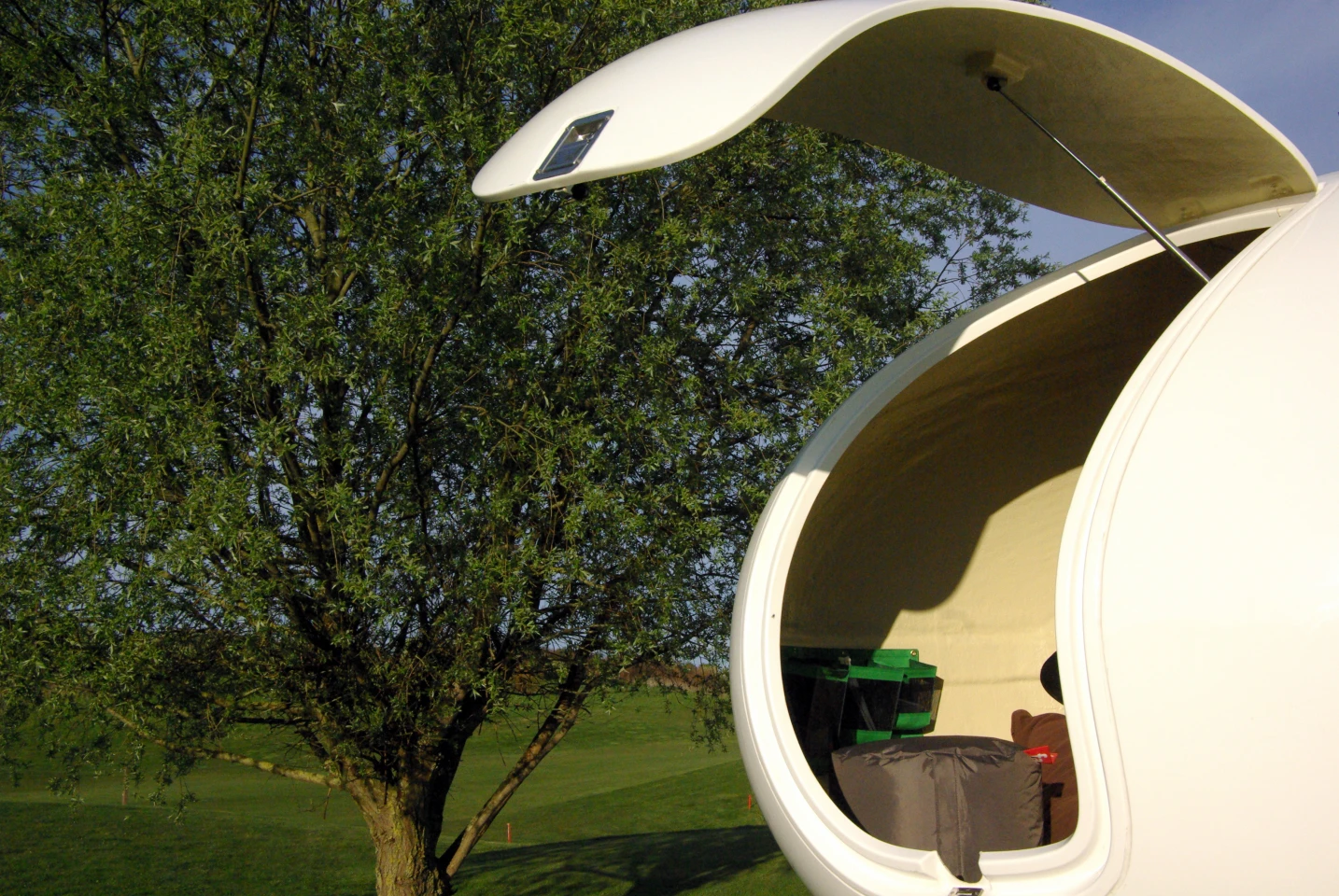 The small capsule measures roughly 4 x 2m (13 x 6.5 ft) and weighs 450 kg (992 pounds)
