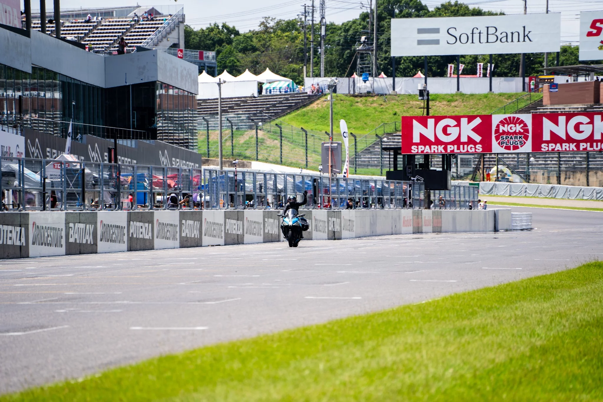 Kawasaki's hydrogen ICE motorcycle was demonstrated in public at the Suzuka Circuit in Japan on July 20