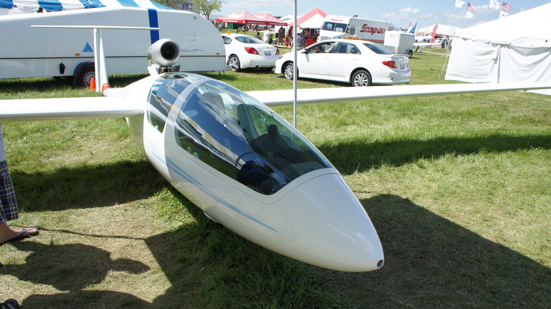 Self launching glider packs a retractable jet engine