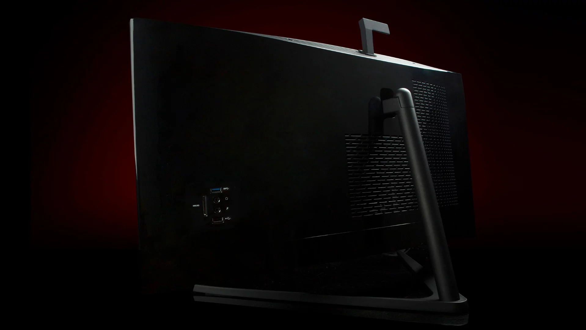 The machine can be equipped with an Extreme edition Intel Core i7 processor and a choice of AMD Radeon R9 390X or Nvidia GeForce Titan X graphics