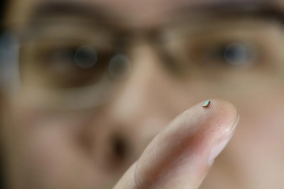 The tiny temperature sensor on the finger of PhD-student Hao Gao
