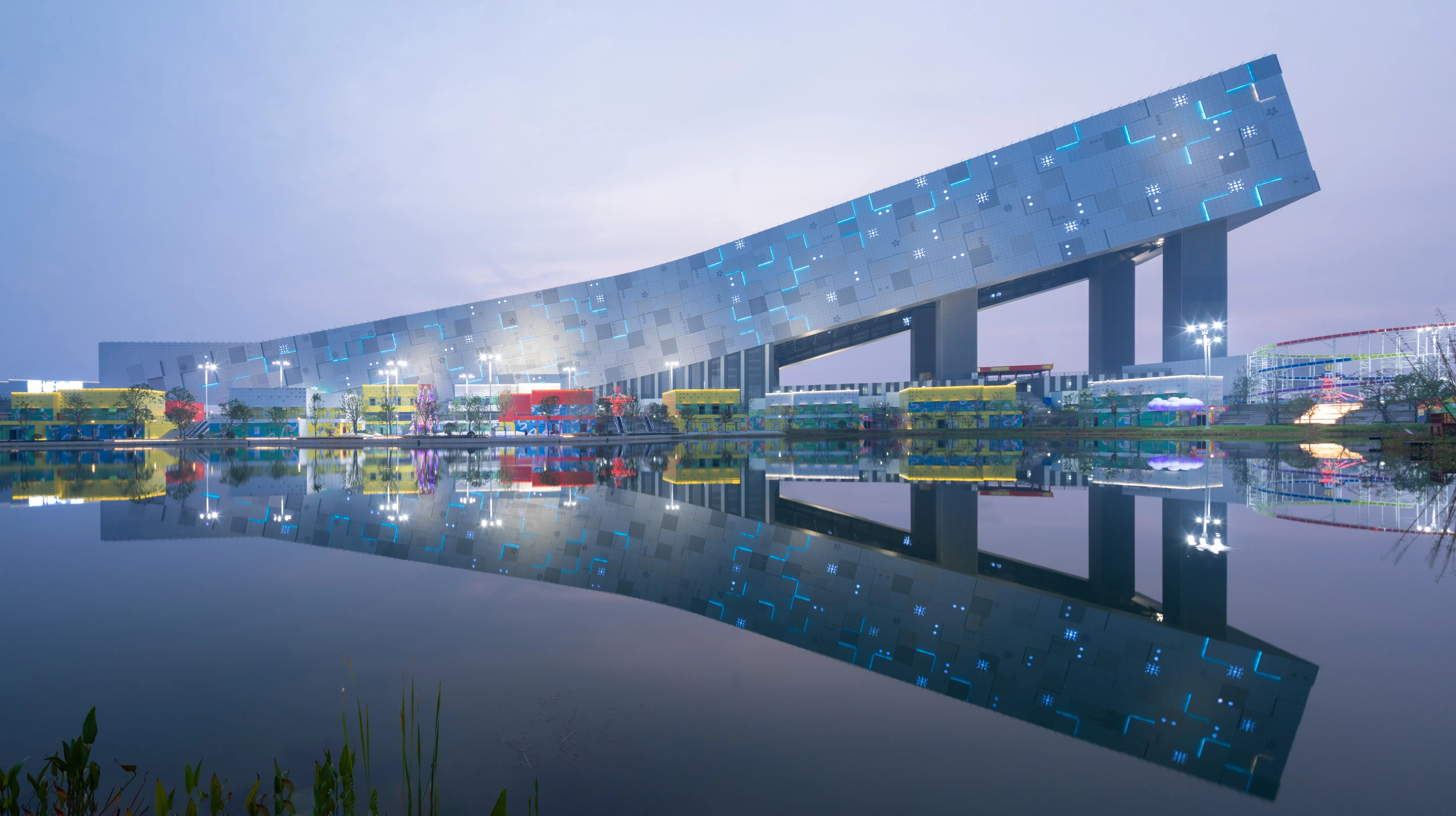 Wuhan Snow World, by CLOU architects, is an indoor ski center located in China. The project is one of 460 to be highlighted in the 2025 WAF shortlist
