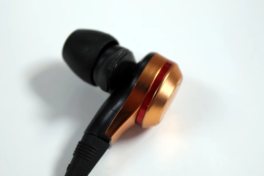 The pointed part that is meant to anchor the SE-CX8s in place can feel a bit uncomfortable and awkward (Photo: Stu Robarts/Gizmag)