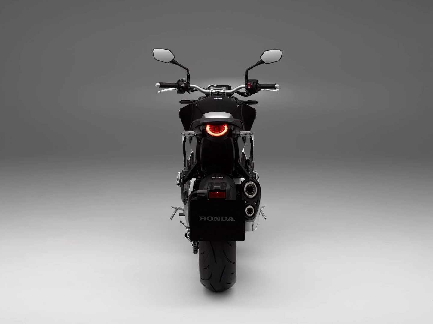 The LED tail light of the 2018 Honda CB1000R lights up in a semi circle and fills up when the brake is applied
