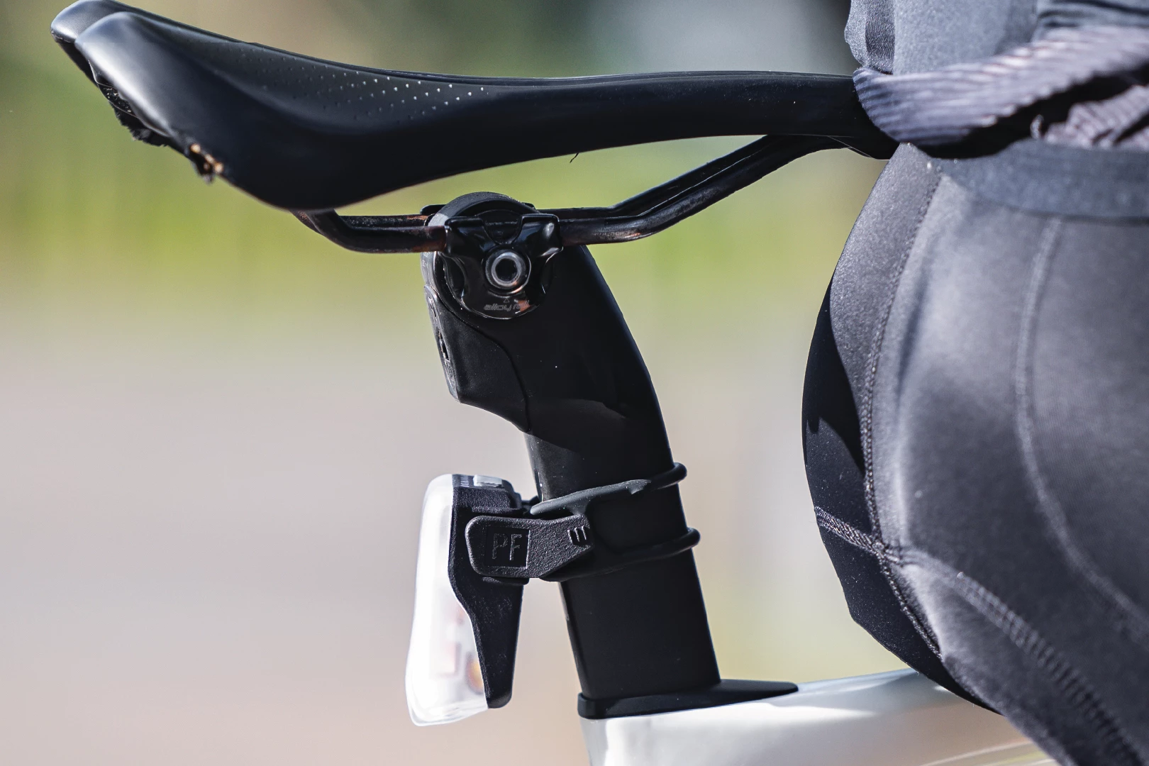 The Flock Light can be mounted on both regular and aero seatposts