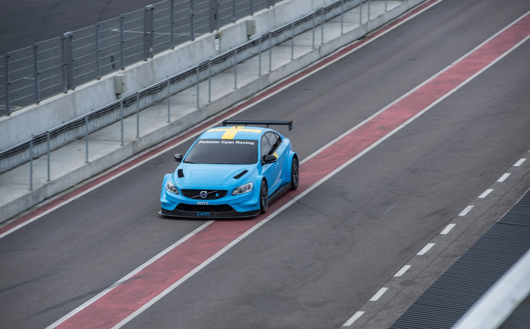 The Swedish flag on the roof has also made it from Volvo's V8 Supercar onto its WTCC car