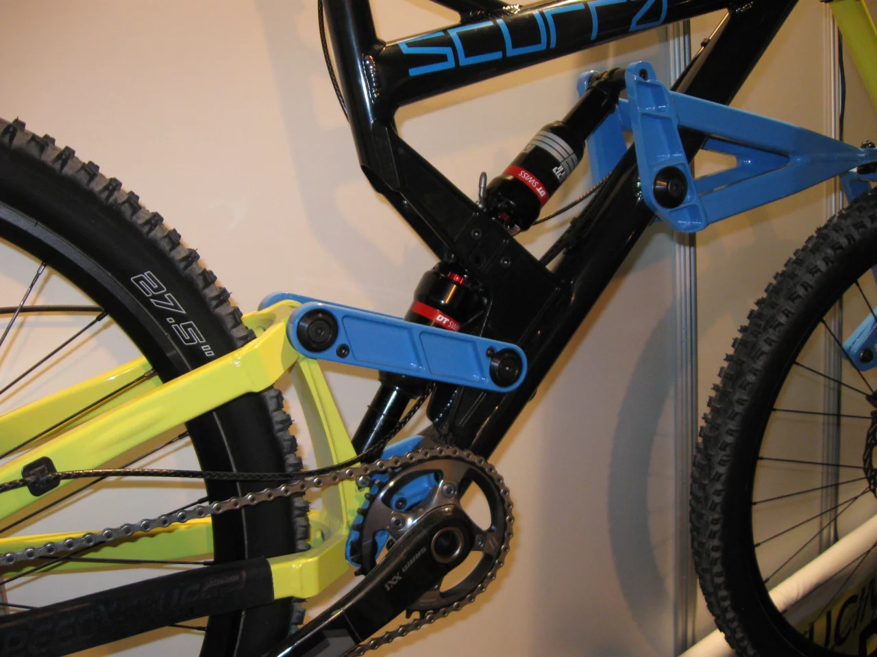 The two identical shocks sit head-to-head