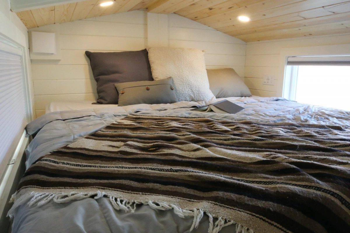 The Innisfree Anarres includes a double bed