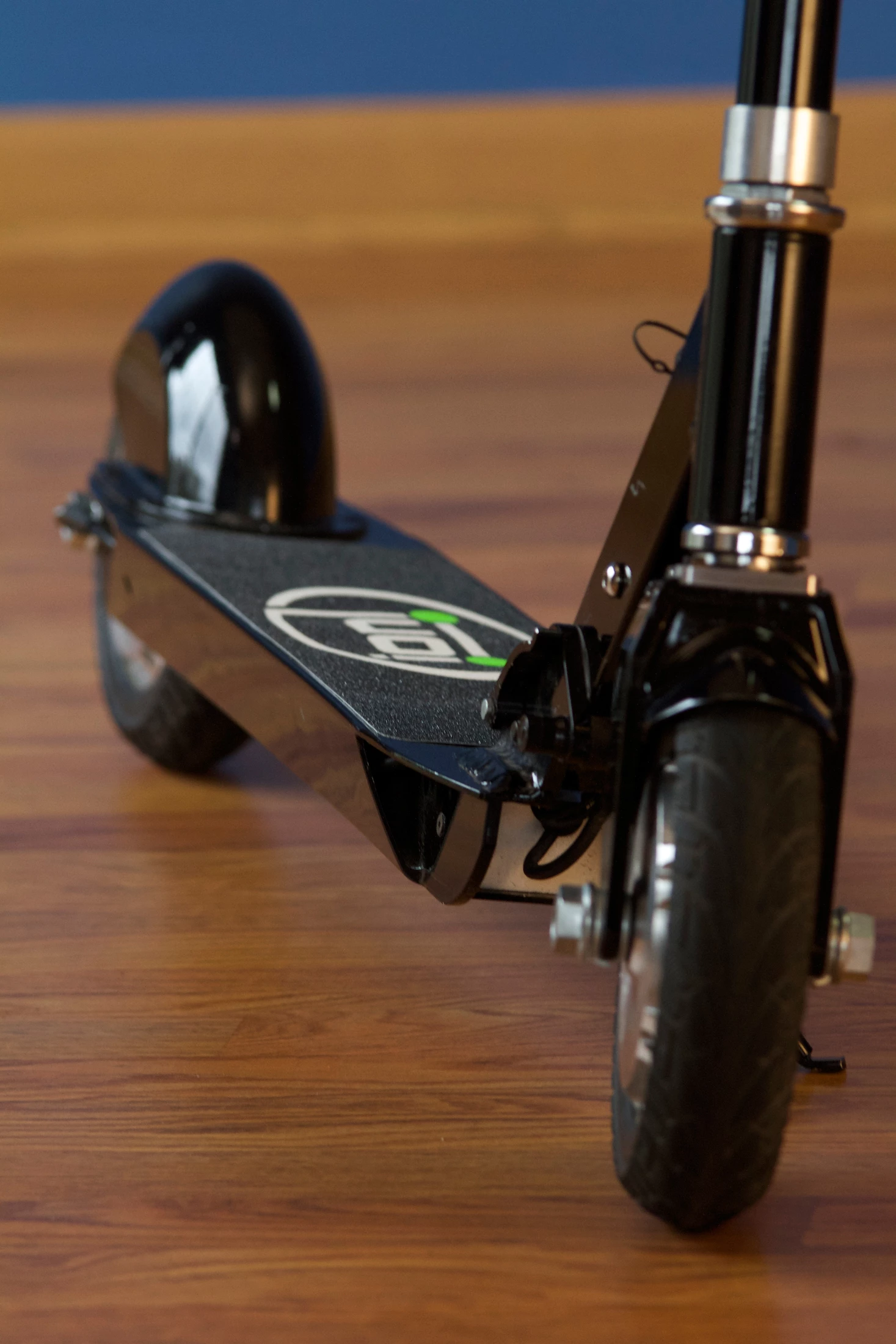 The Ion SmartScooter has 8-inch tires with a honeycomb interior structure guaranteed never to go flat