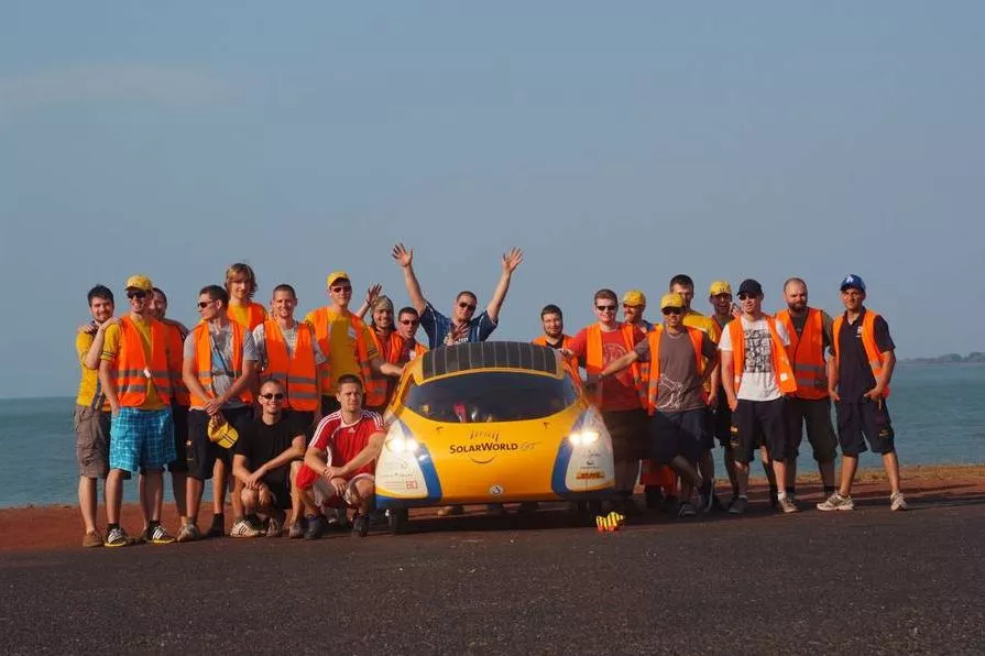 The SolarWorld GT with its team of Bochum University students