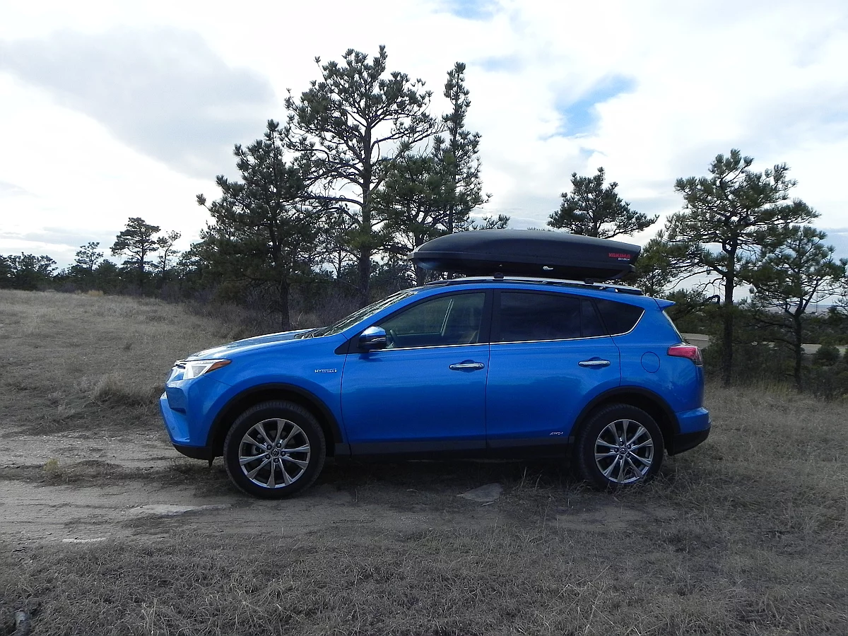 We averaged 31 mpg (7.6 l/100 km) in just over 200 miles (322 km) of driving in a highway-heavy mix and with a luggage carrier strapped on top of the roof rails