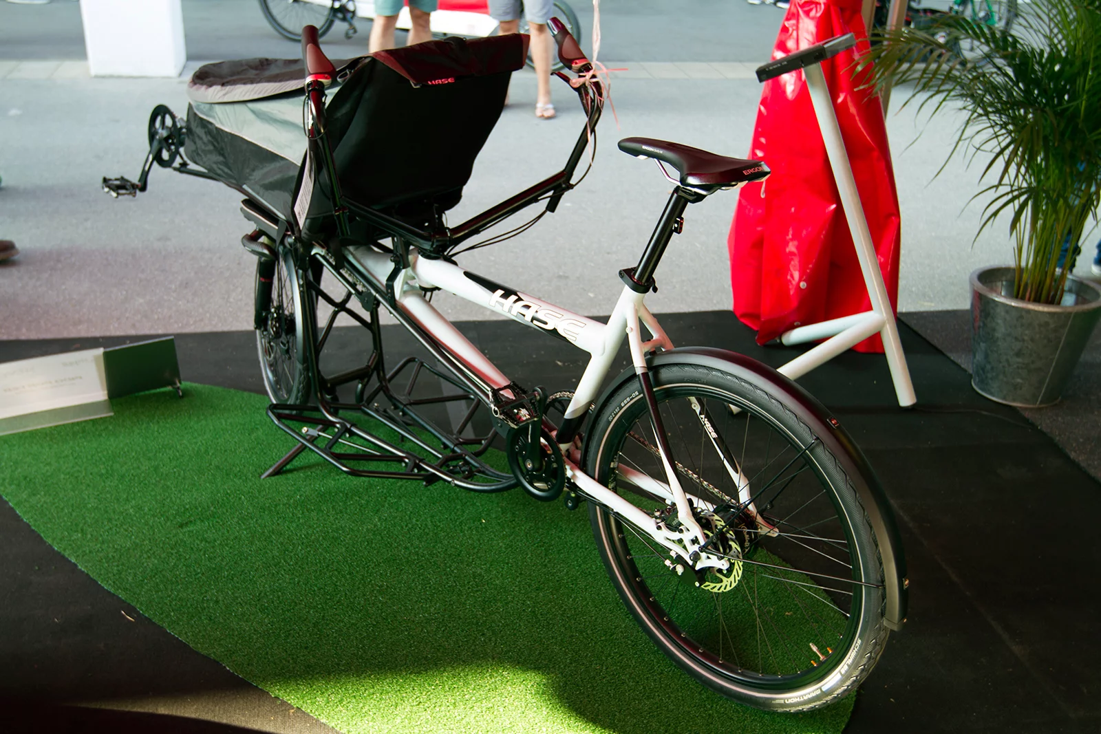 Some of the Porter’s standard features include a Spinner suspension fork, Shimano Deore rear derailleur, Avid Code R hydraulic disc brakes, and hub dynamo-powered front and rear lights
