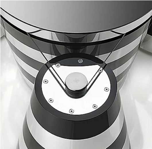 The synchronous motor is suspended within one of the conesImage: www.montegiro.de
