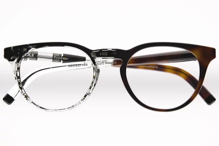 A half-transparent prototype provides an inside view of the IXI autofocus glasses