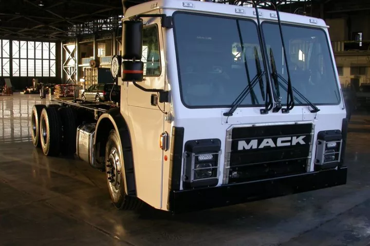 The truck is a Mack LR model refuse collection truck (aka “garbage truck”) chassis that’s been retrofitted with Wrightspeed’s Route 1000 turbine and electric powertrain