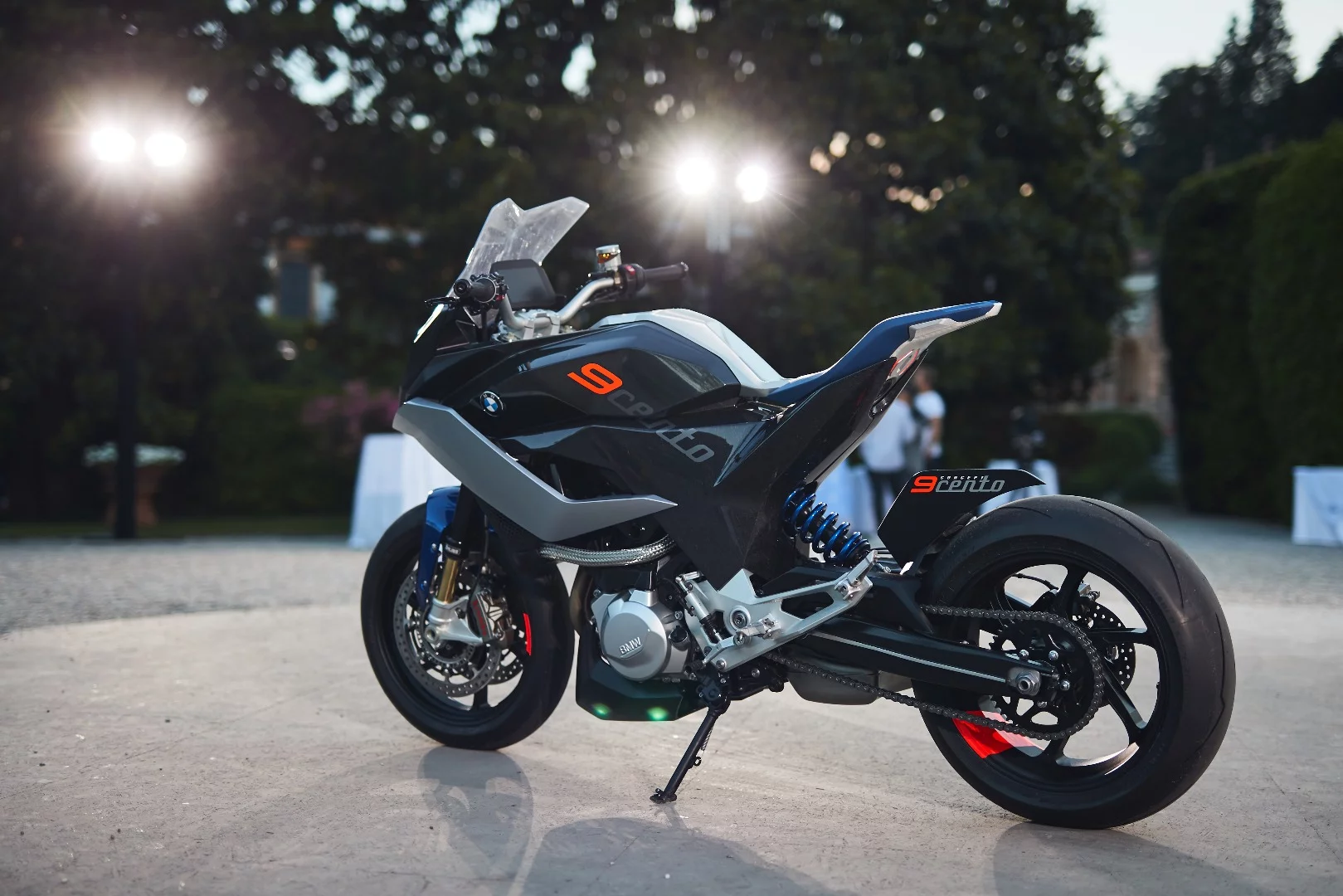 No weight has been claimed for the 9cento, but it sure looks like it has been pared away to the bare essentials