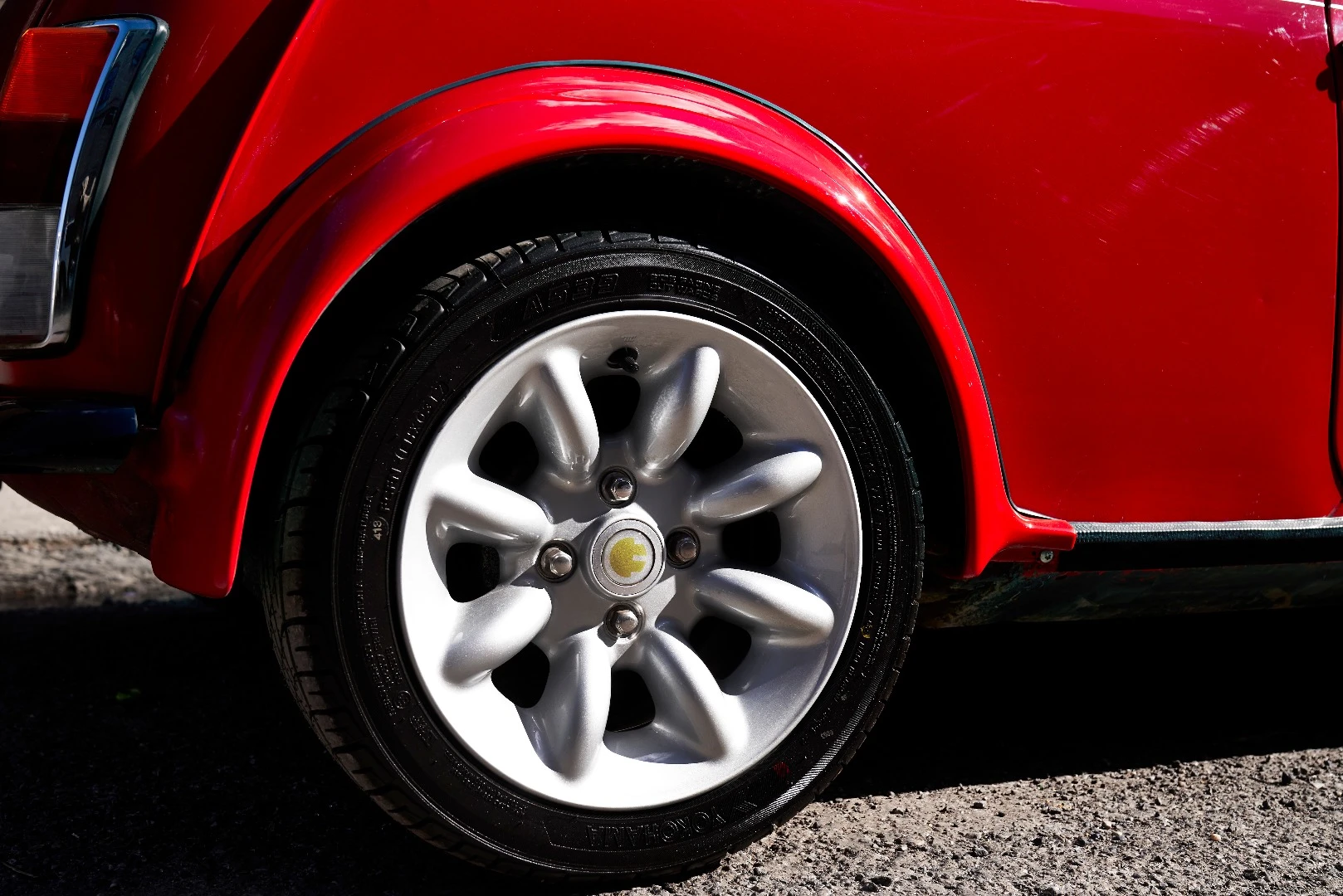 Classic Mini Electric concept: tiny plug logos on the hubs