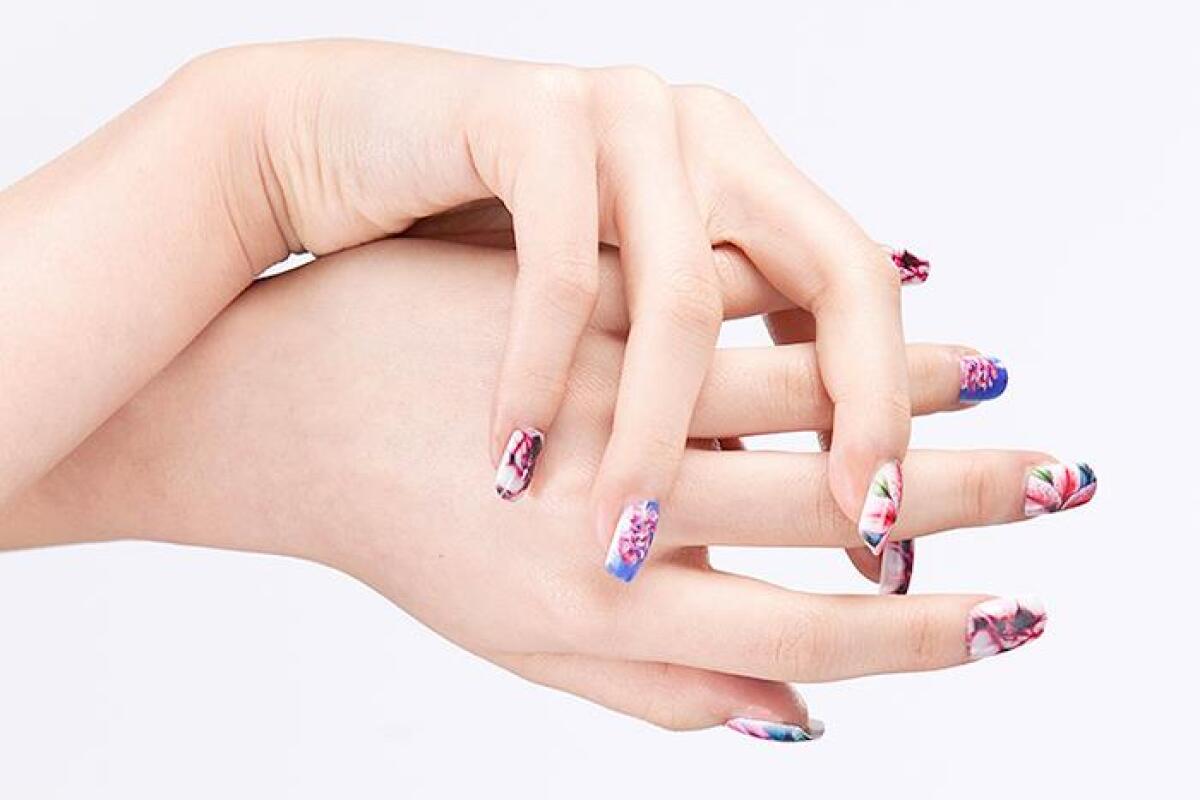 Digital kiosk paints nails in seconds, on-the-spot