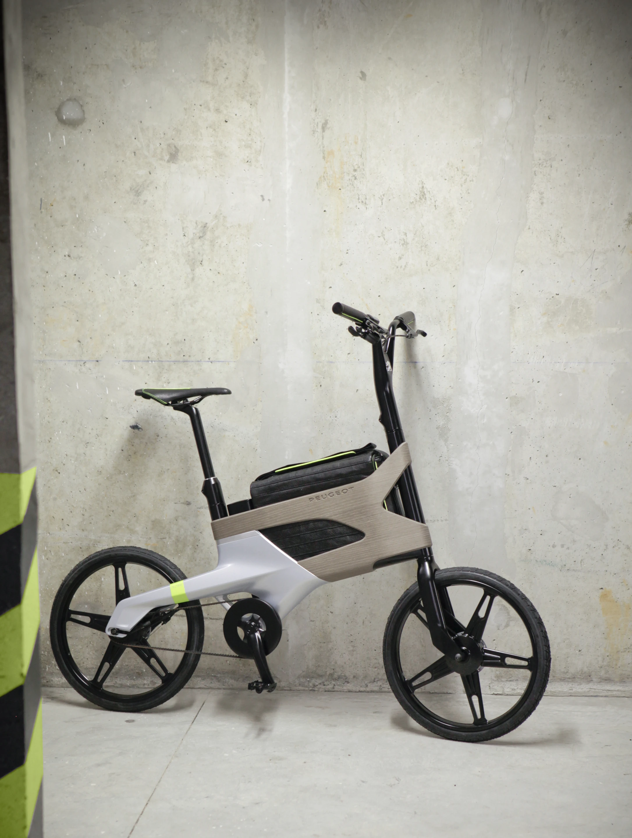 The Peugeot DL122 - the bicycle with a laptop compartment