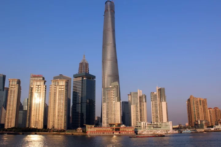 The tower features 128 floors and 420,000 sq m (4,520,842 sq ft) of floorspace