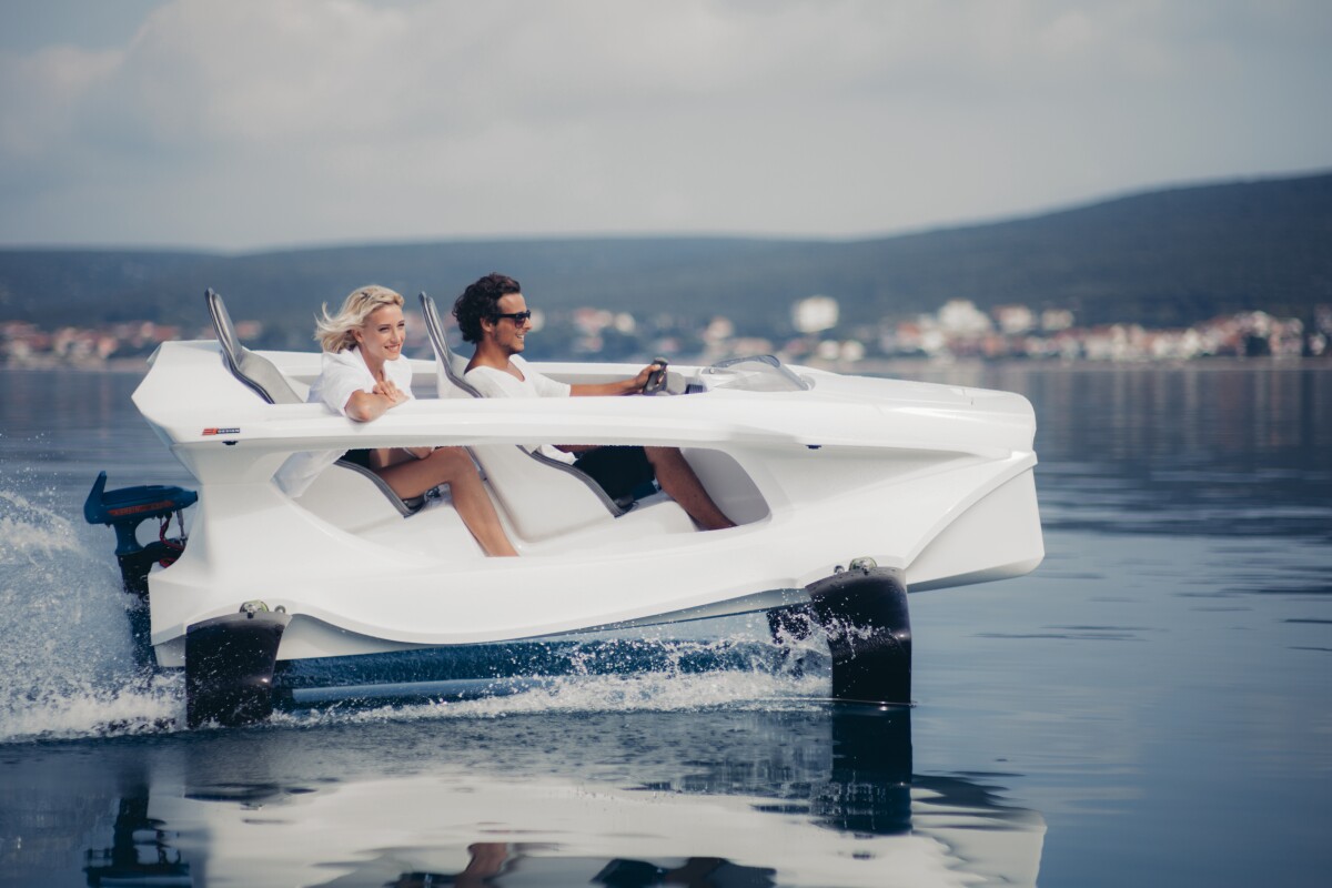 The Quadrofoil, without foils attached, takes up 1.5 m (5 ft) from side to side, while standing 1.2 m tall (4 ft) and measuring just under 3 m (10 ft) in length