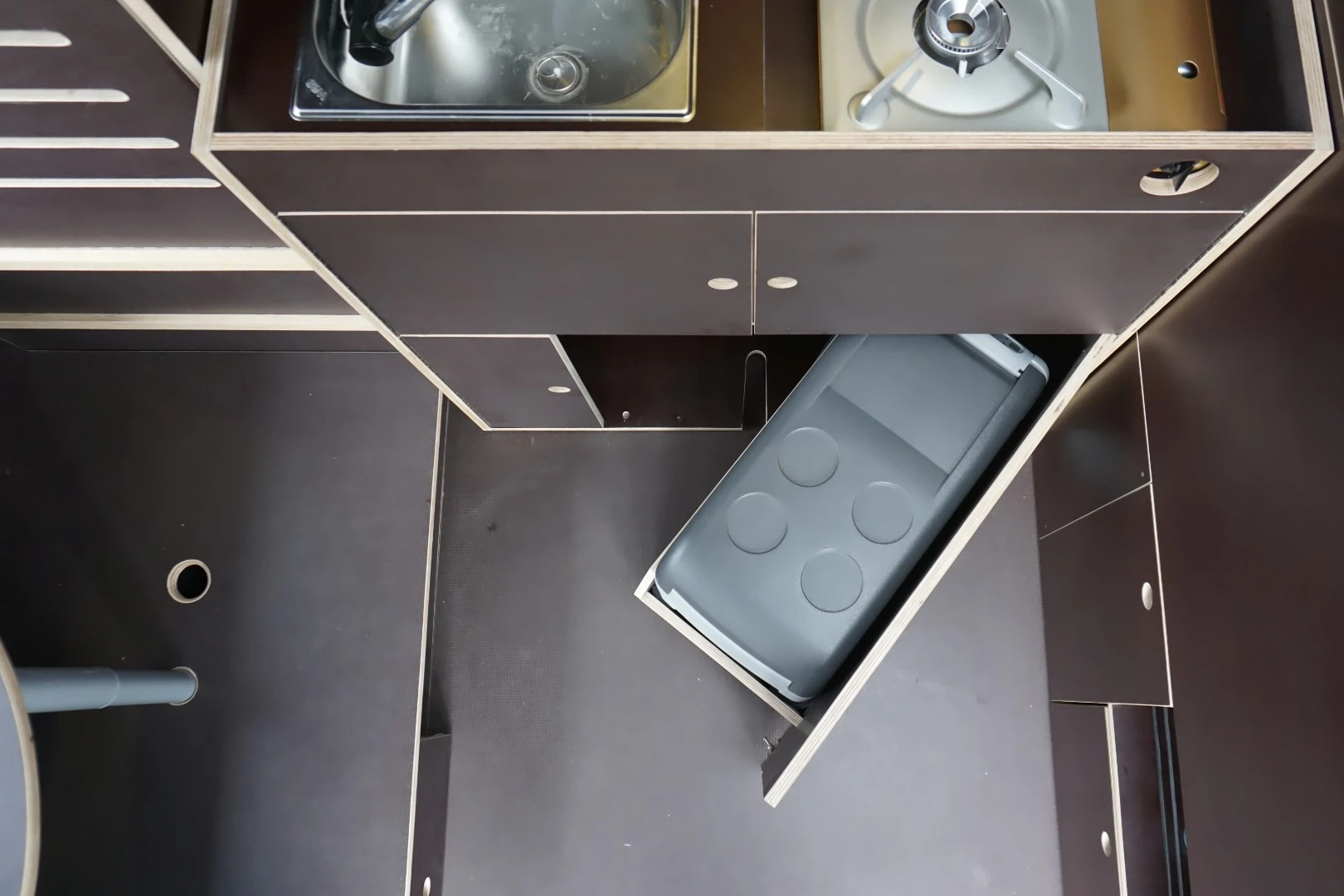 The compact kitchen/grooming station comes complete with a mobile gas cooker and hidden cooler