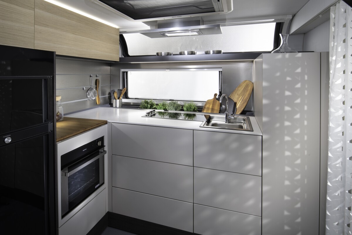 The L-shaped kitchen of the Astella 704 HP