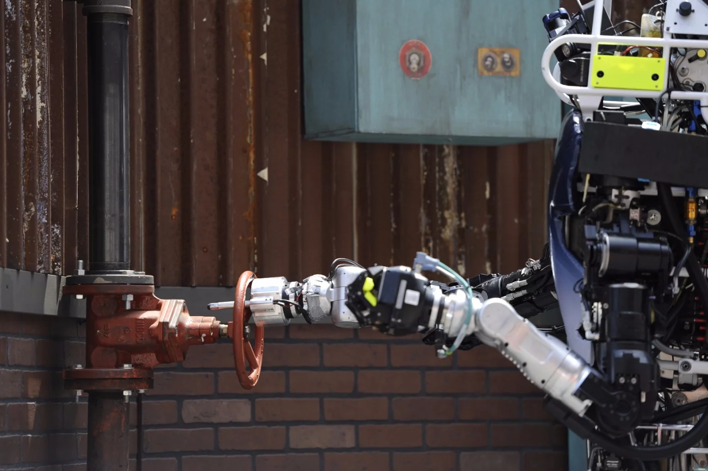 Leo at the valve – one of the functions performed by robots in the simulated disaster response scenario